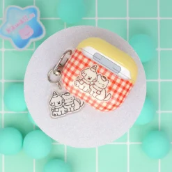 Airpodfodral med Bag Charm - Gingham Buddies