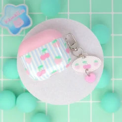 Airpodfodral med Bag Charm - Stripes & Berries