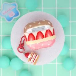 Airpodfodral med Bag Charm - Strawberry Cheesecake