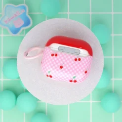 Airpodfodral med Nyckelring - Gingham Cherries
