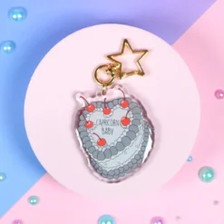 Glittrig bag charm - Capricorn cake