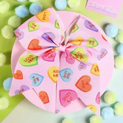 Stor rosa rosett med Sweethearts på tofs