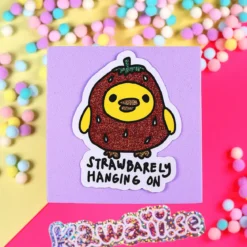 Stor Sticker - Strawbarely hanging on